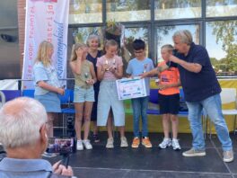 Prijsuitreiking door Mevr. Tjaden van burgerweeshuis Tiel