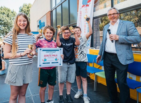 prijsuitreiking-door-burgemeester-kottelenberg-van-nederbetuwe-zonder-jongen-links