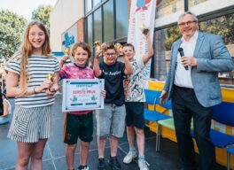 prijsuitreiking-door-burgemeester-kottelenberg-van-nederbetuwe-zonder-jongen-links-2